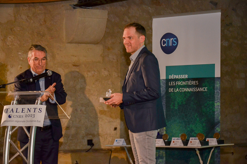 André Le Bivic remet la médaille de cristal du CNRS à Martial Séveno