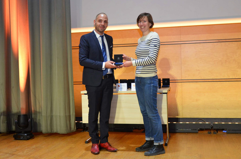 Jean-Sébastien Tanzilli de l'INP remet sa médaille à Anaïs Dréau