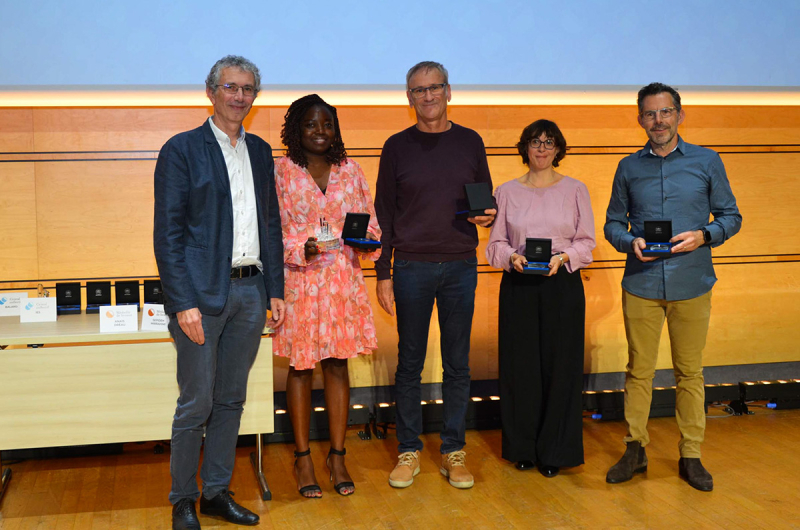 Fabien Pascal, délégué scientifique à l'INSIS, remet le cristal collectif à Ariane Meguekam Sado, Guilhem Boissier, Delphine Jourdain et Jean-Marc Aniel
