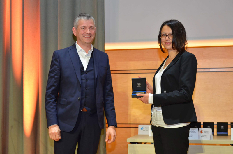 Christophe Besse, directeur de l'INSMI, remet la médaille de bronze du CNRS à Sepideh Mirrahimi