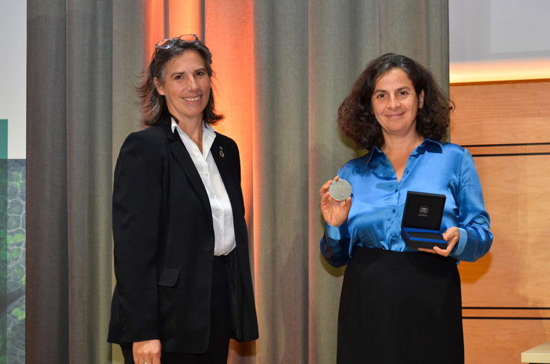 Agathe Euzen, directrice adjointe de l'INEE, remet la médaille d'argent du CNRS à Ana Rodrigues