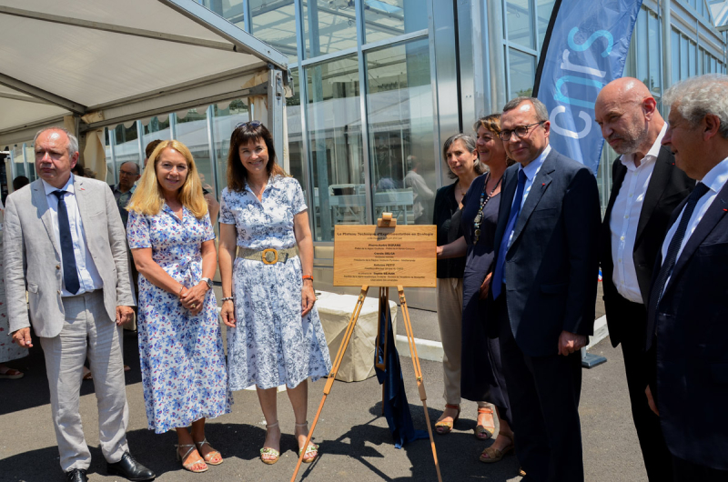 officiels ayant dévoilé la plaque inaugurale