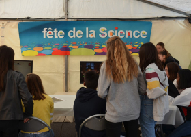En quête de science au CNRS, stand des jeux video