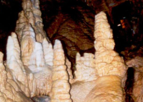 Spéléothèmes à l'intérieur de la grotte de Sanbao, Chine, (à environ 1500 mètres de l'entrée de la grotte).