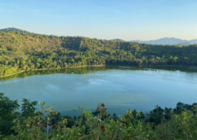 Vue du lac Dziani Dzaha aux Comorres