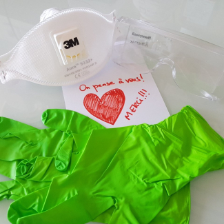 gants, masques, lunettes de protection données aux soignants