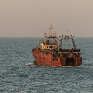 bateau de pêche rouillé sur la mer