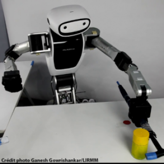 Robot humanoide utilisant un marteau