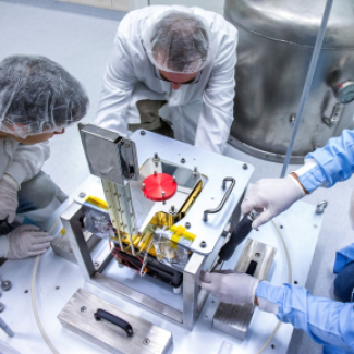 Scientifiques travaillant sur un des instrument embarqués dans le satellite SVOM