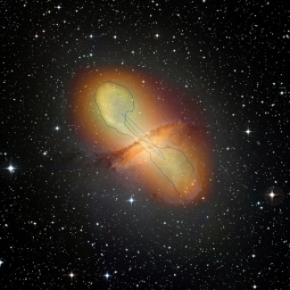 Image composite de Centaurus A, révélant les jets émergeant du trou noir central de la galaxie, et l'émission gamma associée