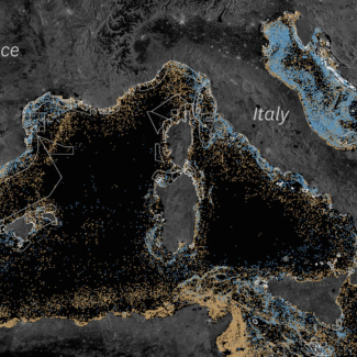 Présence de navires de pêche industrielle dans le Nord-Ouest de la Mer Méditerranée. En bleu, les navires dont le signal GPS était connu publiquement. En beige, navires non suivis mais détectés sur imageries satellites.