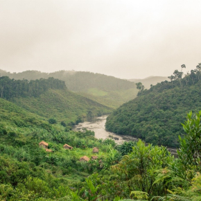 Le paysage autour de la mine d'Ambatovy dans l'est de Madagascar comprend des forêts au cœur desquelles résident de petites communautés agricoles