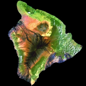 Vue satellite de l'île d'Hawaï avec les volcans Mauna Kea et Mauna Loa